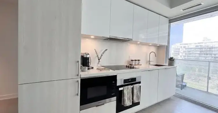 15 Queens Quay East, Toronto, ON, M5E 0C5