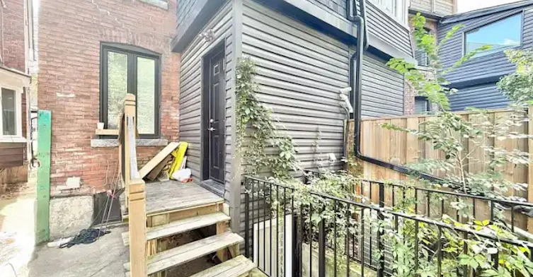 8 Rusholme Park Crescent, Toronto, ON, M6J 2C9 - 8
