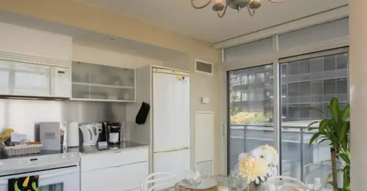 4 Spadina Avenue, Toronto, ON - 3