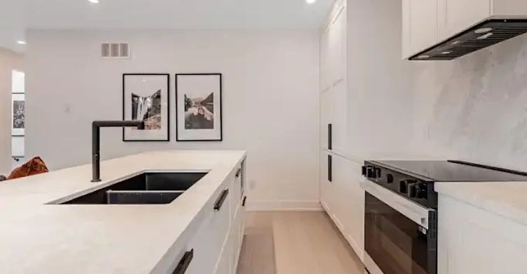 20 Leslie Garden Lane, Toronto, ON, M4M 3B4 - 4