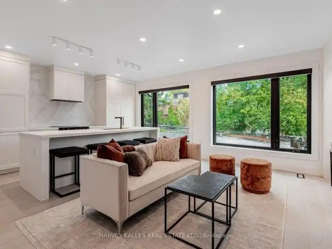 20 Leslie Garden Lane, Toronto, ON, M4M 3B4