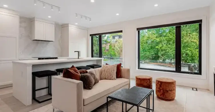 20 Leslie Garden Lane, Toronto, ON, M4M 3B4