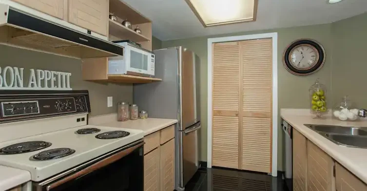 15025 Victoria Avenue, Surrey, BC, V4B 1G2 - 2