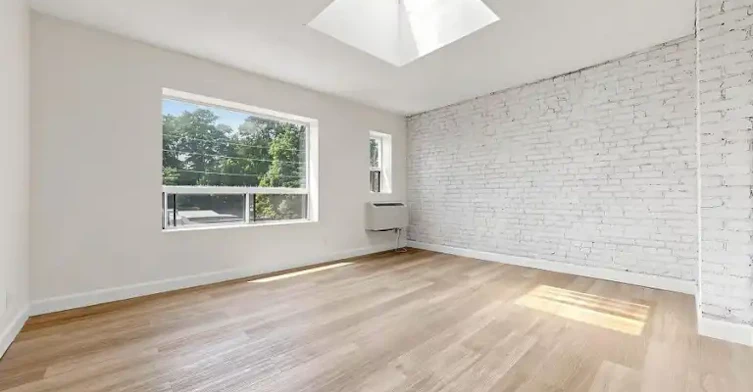 131 Wineva Avenue, Toronto, ON, M4E 2T3 - 4