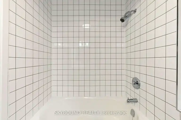 131 Wineva Avenue, Toronto, ON, M4E 2T3 - 5