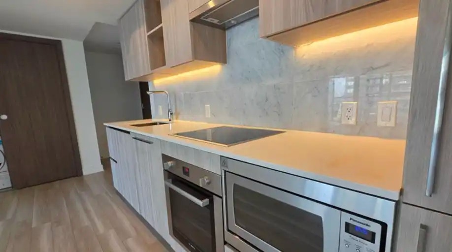 17 Bathurst Street, Toronto, ON, M5V 0N1 - 7