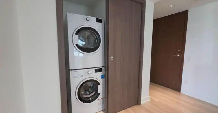17 Bathurst Street, Toronto, ON, M5V 0N1 - 2