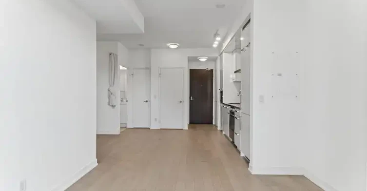 120 Bayview Avenue, Toronto, ON, M5A 0G4