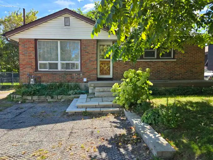 749 King Street West, Oshawa, ON, L1J 2L2 - 9