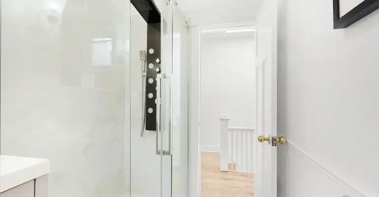 44 Beach View Crescent, Toronto, ON, M4E 2L5 - 2