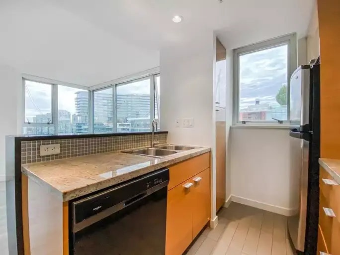 33 Smithe Street, Vancouver, BC, V6B 0B5 - 9