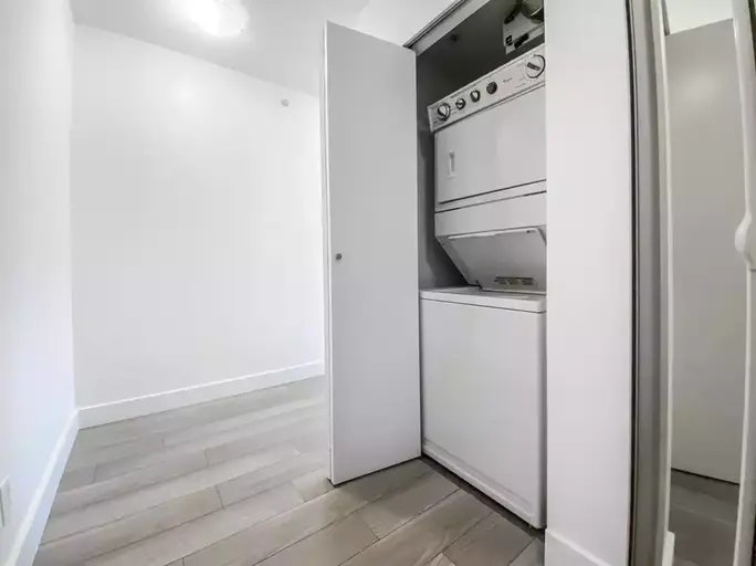 33 Smithe Street, Vancouver, BC, V6B 0B5 - 12