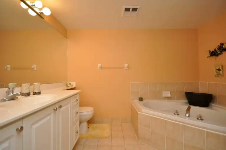 25 Kingsbridge Garden Circle, Mississauga, ON, L5R 4B1 - 4