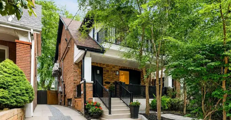 225 Gainsborough Road, Toronto, ON, M4L 3C7 - 8