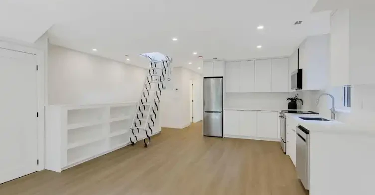 225 Gainsborough Road, Toronto, ON, M4L 3C7 - 3