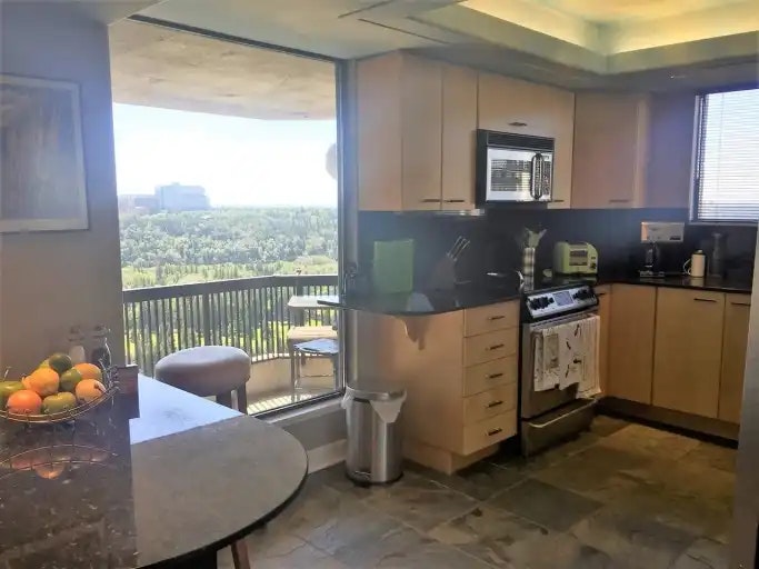 11503 100 Avenue Northwest, Edmonton, AB, T5K 2K7 - 6