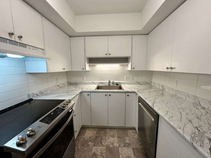 4323 Gallant Avenue, North Vancouver, BC, V7G 1L2 - 2