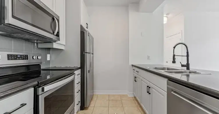 9 Boardwalk Drive, Toronto, ON, M4L 6T1 - 5