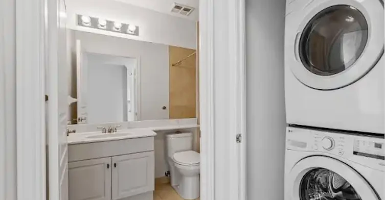 9 Boardwalk Drive, Toronto, ON, M4L 6T1 - 3