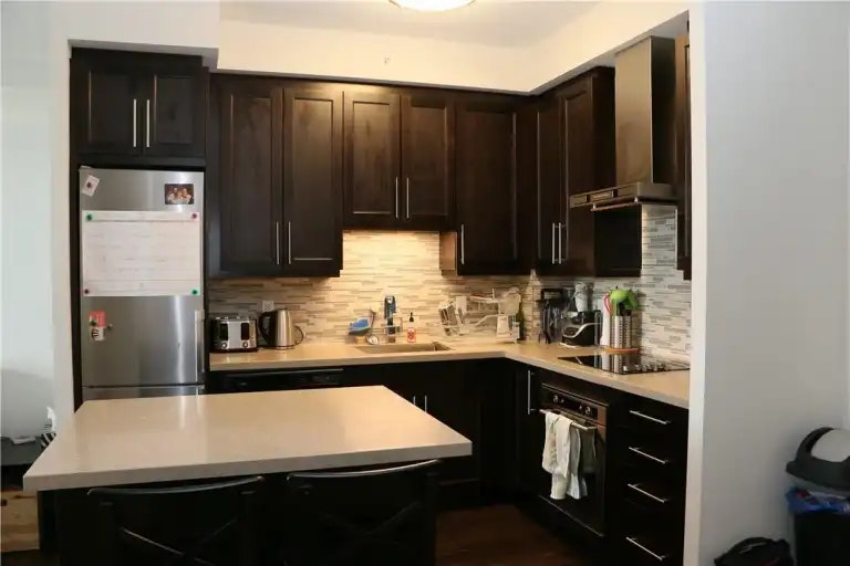 2081 Fairview Street, Burlington, ON, L7R 0E4 - 3