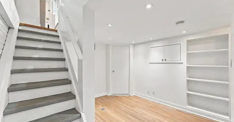 208 Greenwood Avenue, Toronto, ON, M4L 2R1 - 2