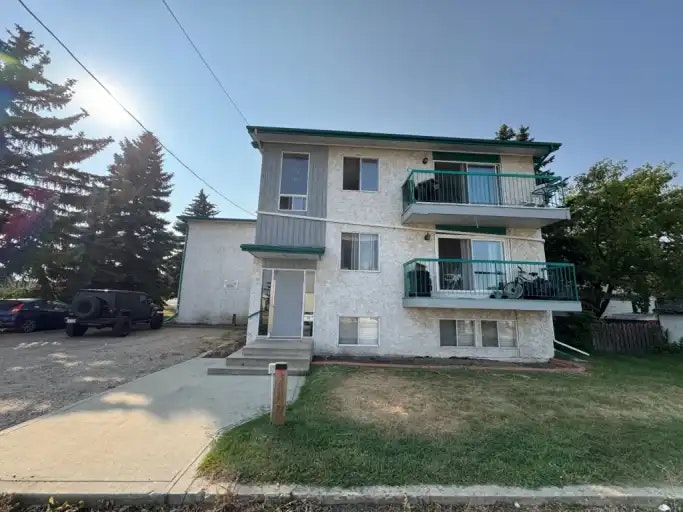 5604 50 Avenue, Innisfail, AB, T4G 1R7 - 2