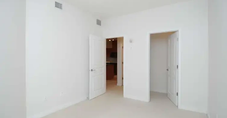 10333 112 Street Northwest, Edmonton, AB, T5K 0B4 - 4