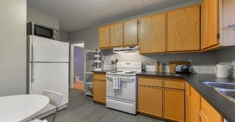 10509 University Avenue, Edmonton, AB, T6E 1L2 - 6