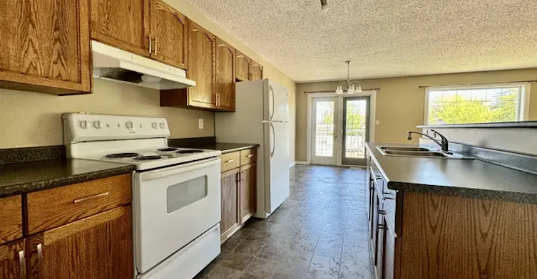 5137 49 Avenue, Vegreville, AB, T9C 1M6 - 2