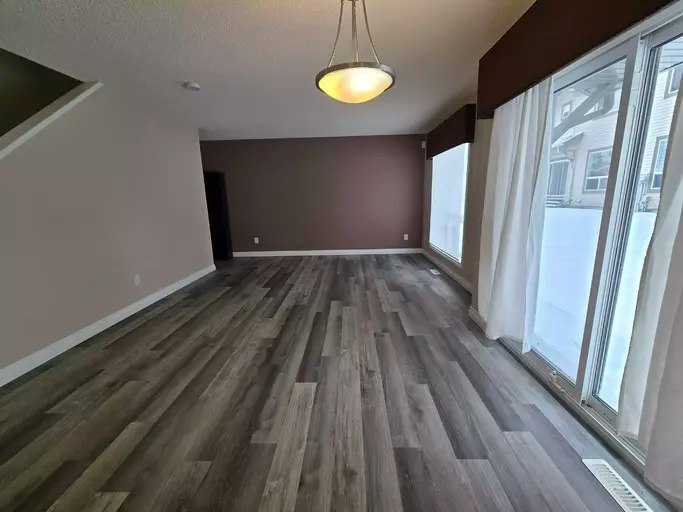 12050 17 Avenue SW, Edmonton, AB, T6W 1X4 - 2