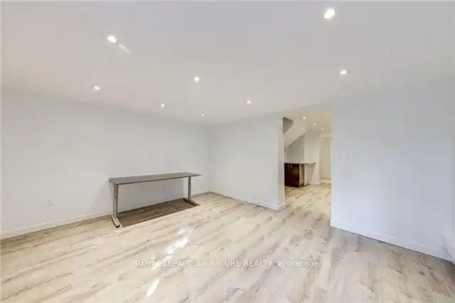 22 Curzon Street, Toronto, ON, M4M 1L4 - 4