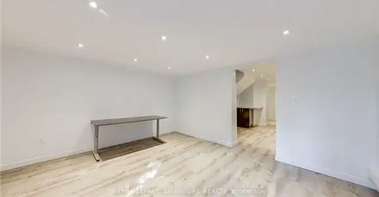 22 Curzon Street, Toronto, ON, M4M 1L4 - 4