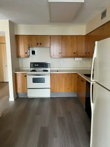 10025 113 Street, Edmonton, AB, T5K 2K8 - 6