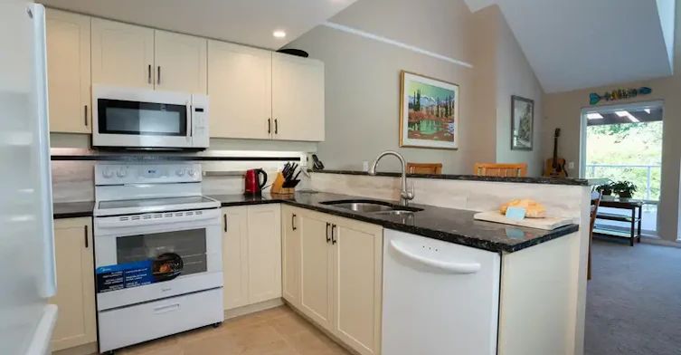 1120 Tsatsu Shores Drive, Delta, BC, V4M 4G3 - 4