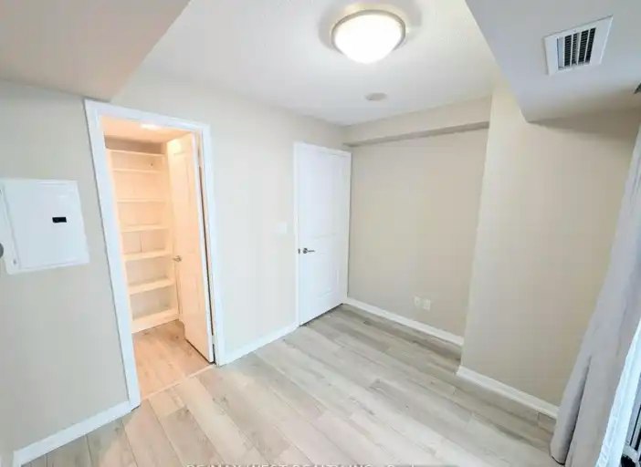 38 Grand Magazine Street, Toronto, ON, M5V 0B2 - 17