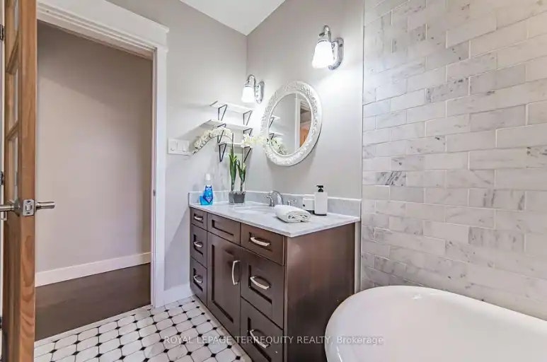 256 Boston Avenue, Toronto, ON, M4M 2V3 - 4