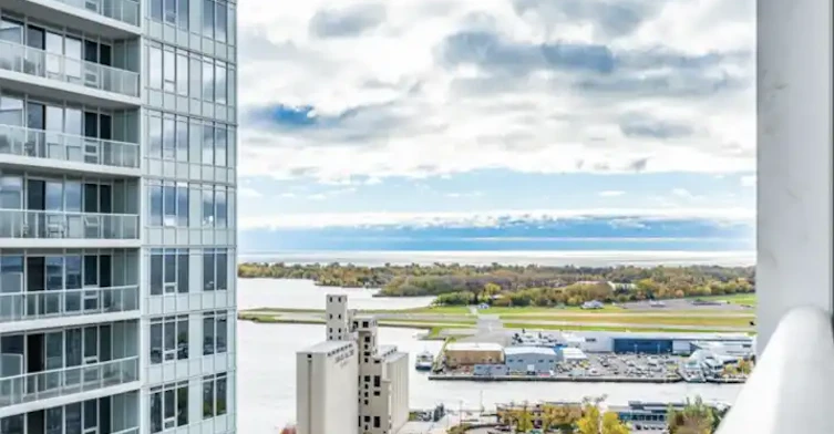 19 Bathurst Street, Toronto, ON, M5V 0N2