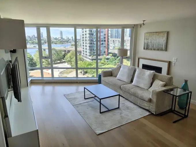 8 Smithe Mews, Vancouver, BC, V6B 0A5