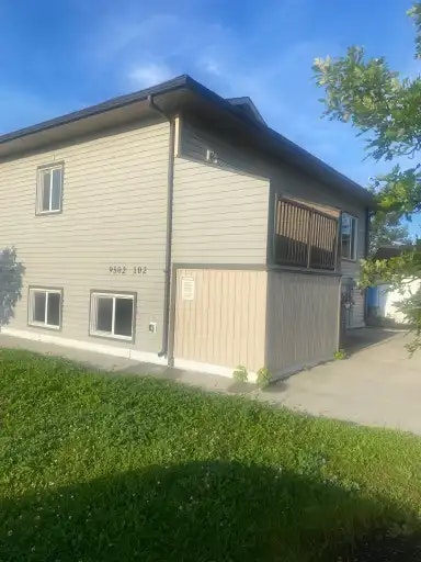 9502 102 Avenue, Grande Prairie, AB, T8V 0Z6 - 2