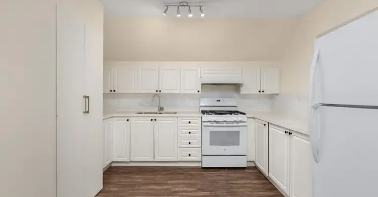 112 Stephenson Avenue, Toronto, ON, M4C 1G4 - 3