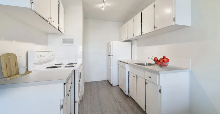 8708 106 Street NW, Edmonton, AB, T6E 4J5 - 39