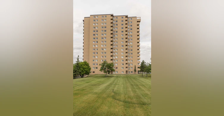 10615 47 Avenue NW, Edmonton, AB, T6H 0B2 - 15