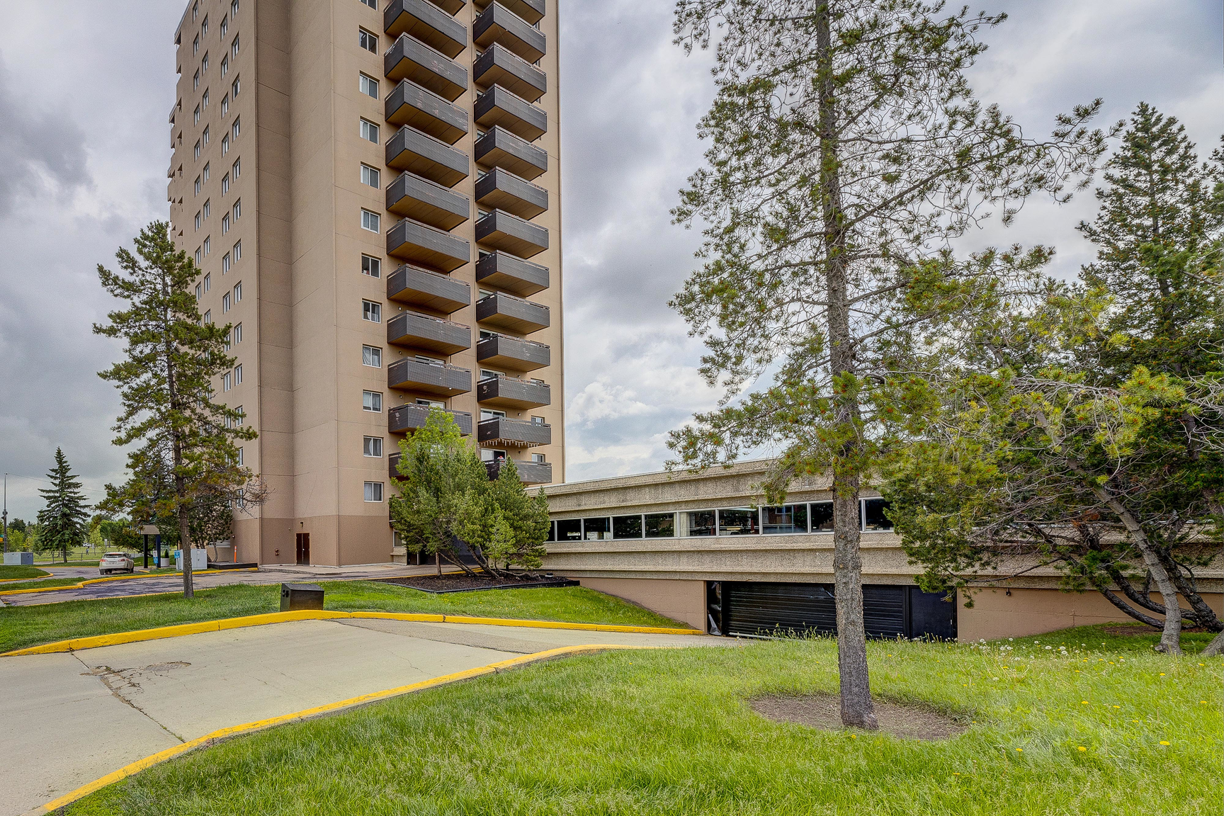 10615 47 Avenue NW, Edmonton, AB, T6H 0B2 - 30