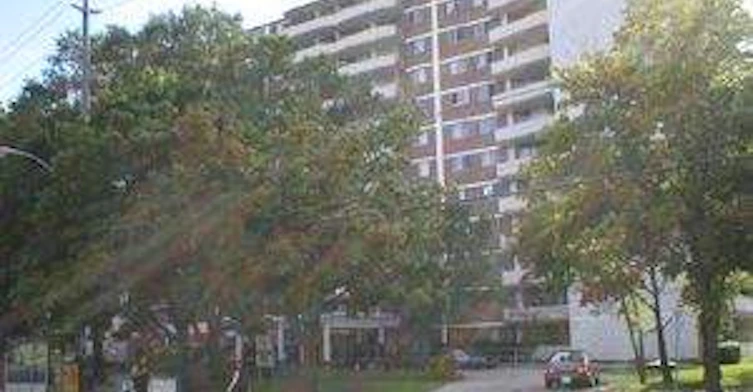 5950 Bathurst Street, Toronto, ON, M2R 1Y9 - 4