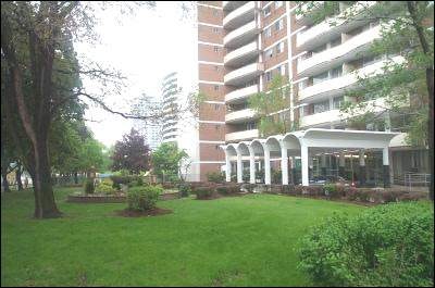 5950 Bathurst Street, Toronto, ON, M2R 1Y9 - 5