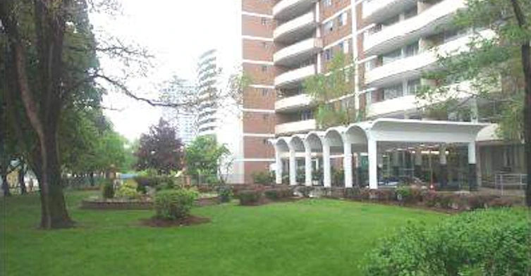 5950 Bathurst Street, Toronto, ON, M2R 1Y9 - 5