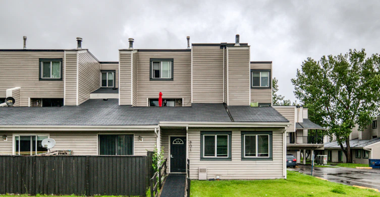 2631 38 Street NE, Calgary, AB, T1Y 3Z8 - 4