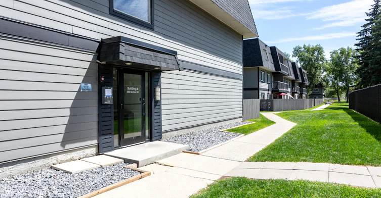 5325 26 Avenue SW, Calgary, AB, T3E 6N3 - 3