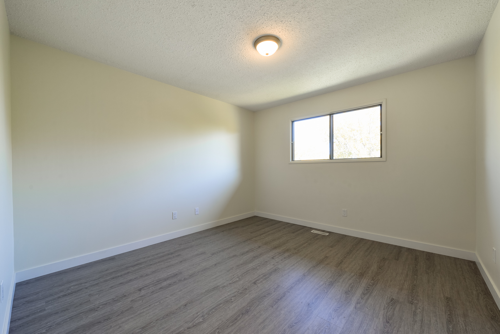 12004 162 Avenue NW, Edmonton, AB, T5X 4W9 - 5