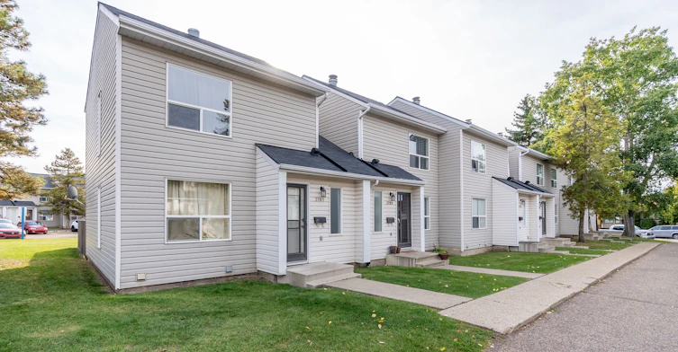 3737 26 Avenue NW, Edmonton, AB, T6L 5L8 - 8